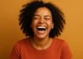Rir realmente pode aumentar sua expectativa de vida? Entenda os benefícios de dar risada
