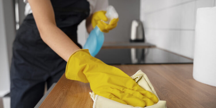 Nem álcool, nem removedor: Essa mistura caseira limpa e desinfeta muito melhor