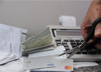 Cartões de crédito de uma pessoa que buscou limpar o nome em 2026