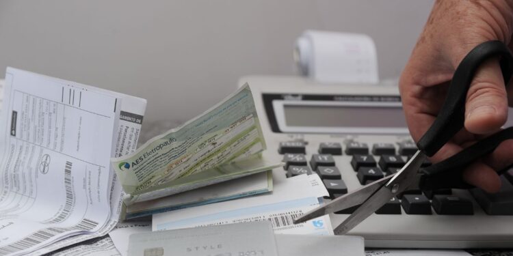 Cartões de crédito de uma pessoa que buscou limpar o nome em 2026