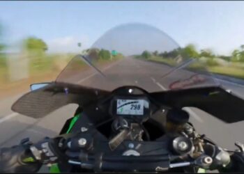 Moto a 299km/h em uma rodovia