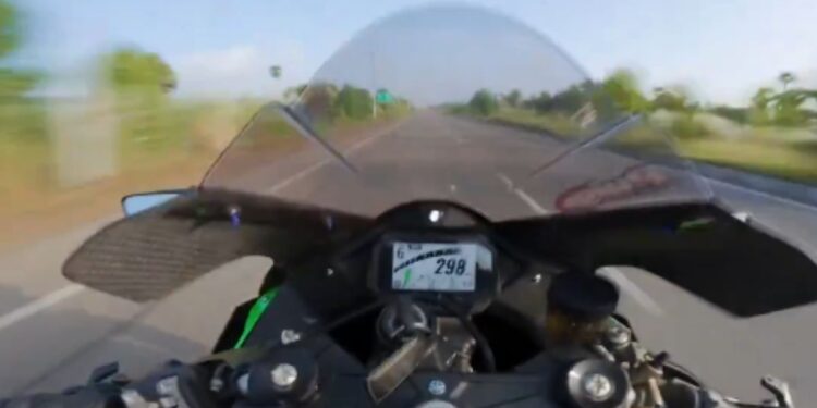 Moto a 299km/h em uma rodovia