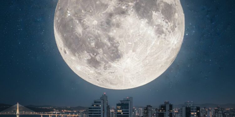 Última superlua do ano ilumina o céu do Brasil e você precisa se preparar para admirar o fenômeno