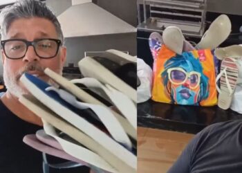 Alexandre Frota segurado havaianas em um vídeo