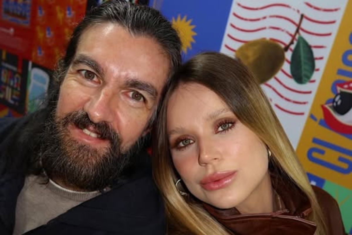 Armandinho ao lado da esposa