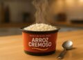Arroz cremoso em um pote, o rival do miojo