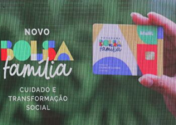 Uma pessoa segurando seu cartão antes de Bloquear o Bolsa Família 2026