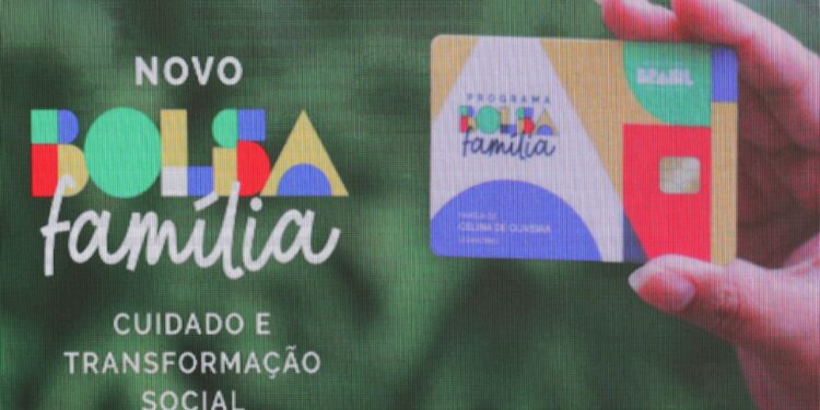Uma pessoa segurando seu cartão antes de Bloquear o Bolsa Família 2026