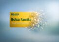 Um cartão do Bolsa Família se desintegrando