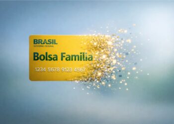 Um cartão do Bolsa Família se desintegrando