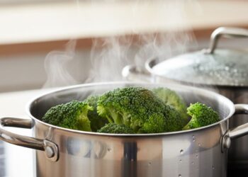 Brócolis em uma panela sendo cozinhado