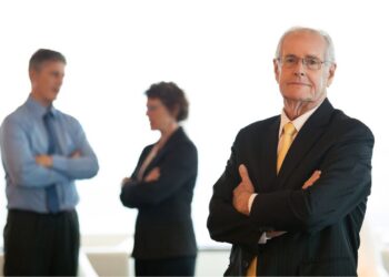 CEO ao fundo CFO conversa com secretário