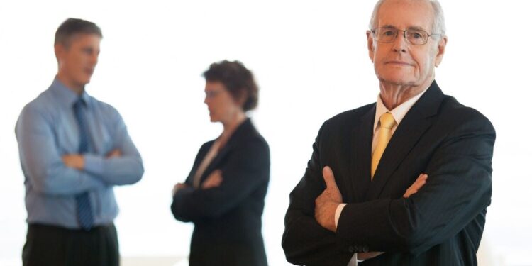 CEO ao fundo CFO conversa com secretário