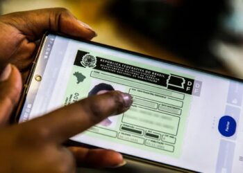 Uma CNH digital no aplicativo de celular