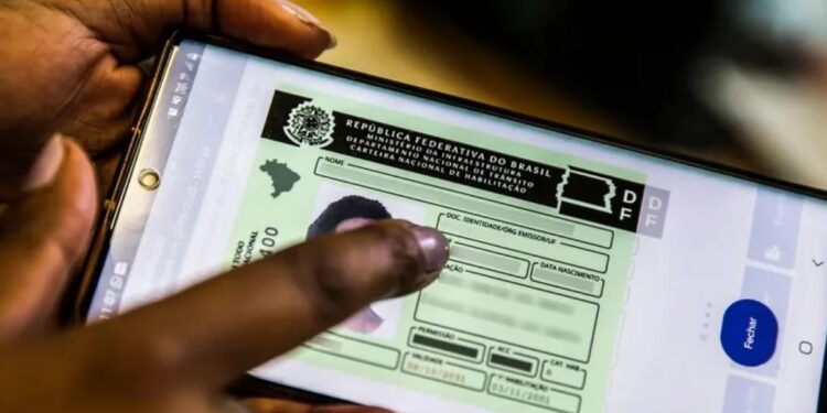 Uma CNH digital no aplicativo de celular