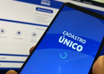 Um celular com aplicativo CadÚnico na tela