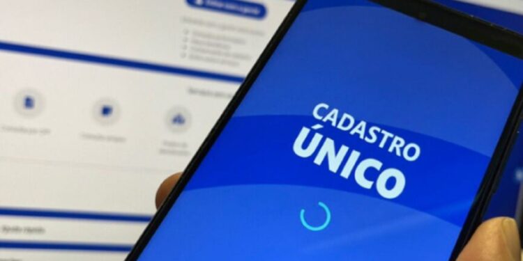 Um celular com aplicativo CadÚnico na tela