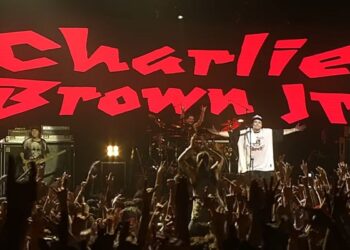 Charlie Brown Jr. tocando no palco