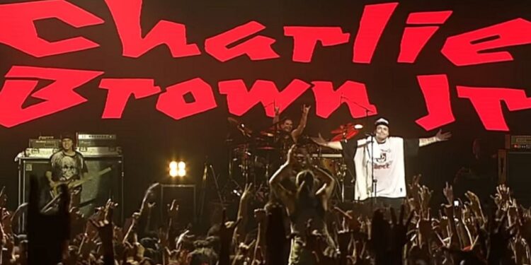 Charlie Brown Jr. tocando no palco