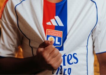 Endrick com a camiseta do Lyon