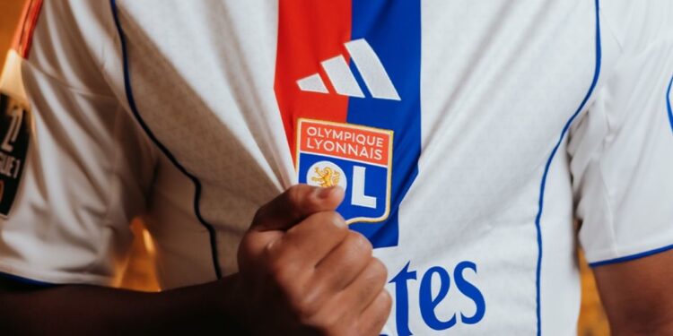 Endrick com a camiseta do Lyon