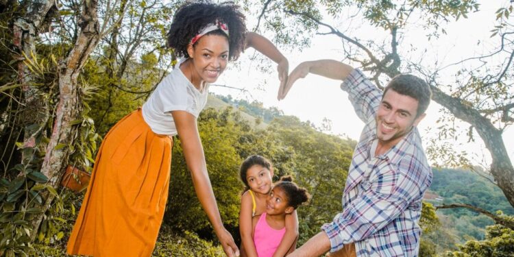 Ilustração de uma "Família tradicional brasileira" entre as possíveis: pai ao lado da mãe fazem coração e ao fundo há duas filhas