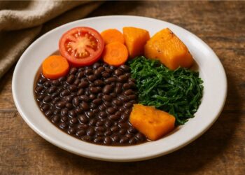 Um prato com feijão e legumes