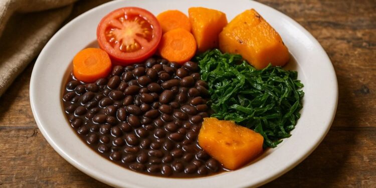 Um prato com feijão e legumes