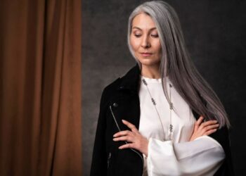 Uma mulher com fios brancos