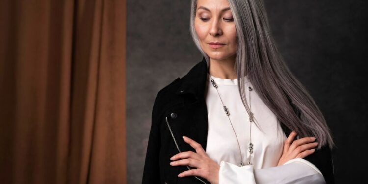 Uma mulher com fios brancos