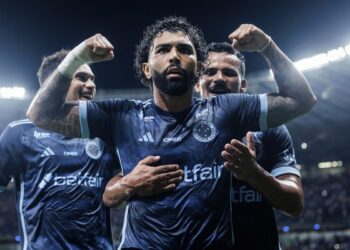 Gabigol com o uniforme do Cruzeiro