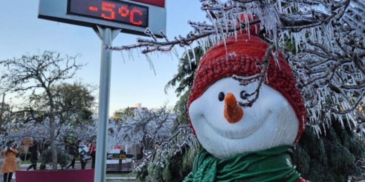 Imagem de um boneco de neve durante a Geada antes do natal