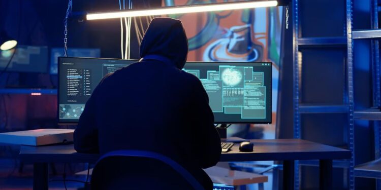 Um hacker aplicando golpes com códigos complexos