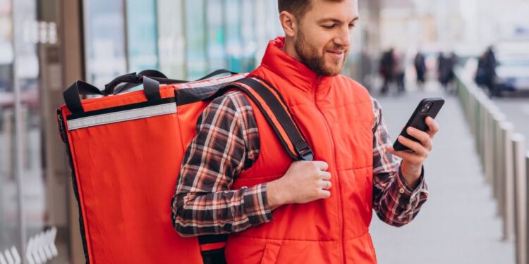 Entregador de comida com a bag: um dos hábitos mais comuns hoje