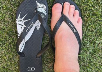 Um pé usando o só o pé direito do pé