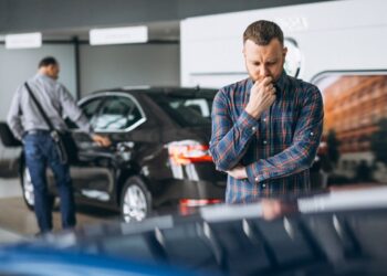 Uma pessoa comprando carro pensando no IPTU e IPVA