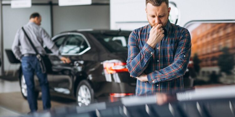 Uma pessoa comprando carro pensando no IPTU e IPVA