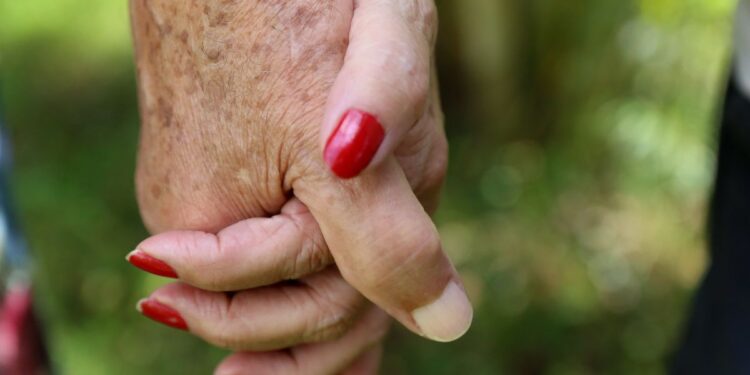 Mãos de idosos que recebem benefícios