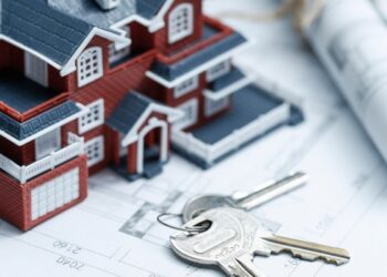 Maquete de um imóvel perto de uma chave