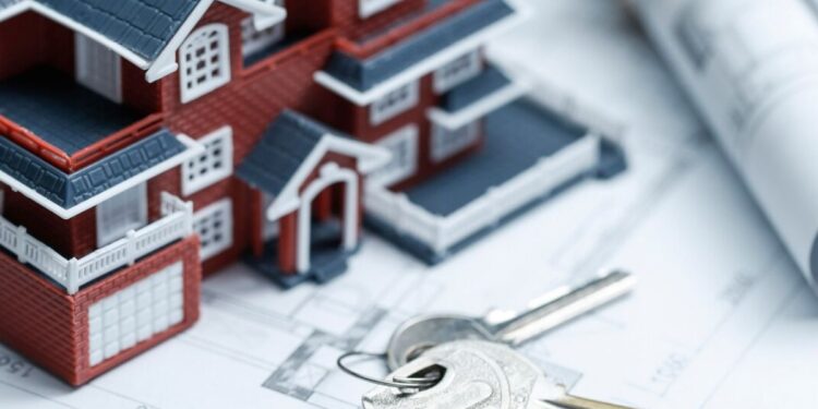 Maquete de um imóvel perto de uma chave