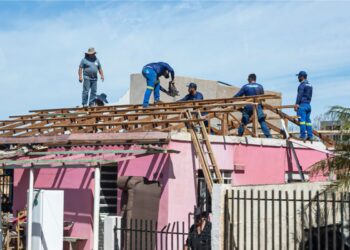 Lei do aluguel: uma casa sendo reforçada