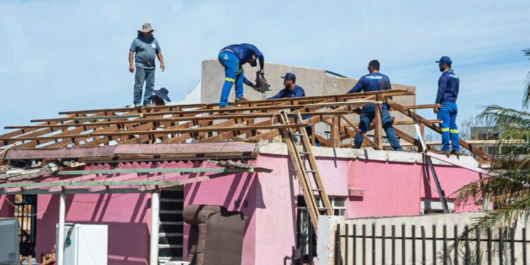 Lei do aluguel: uma casa sendo reforçada