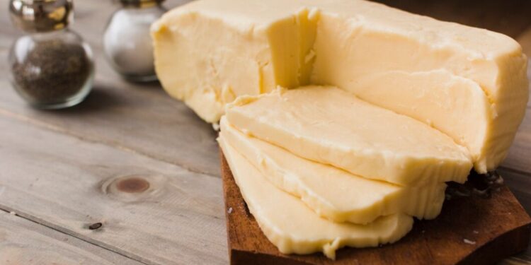 Manteiga em cima de uma tábua de madeira