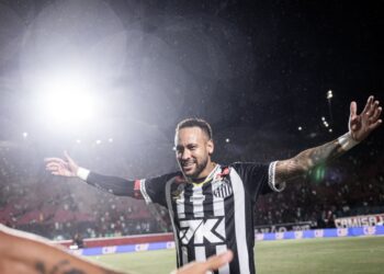 Naymar com a camisa do Santos em campo, não do Flamengo