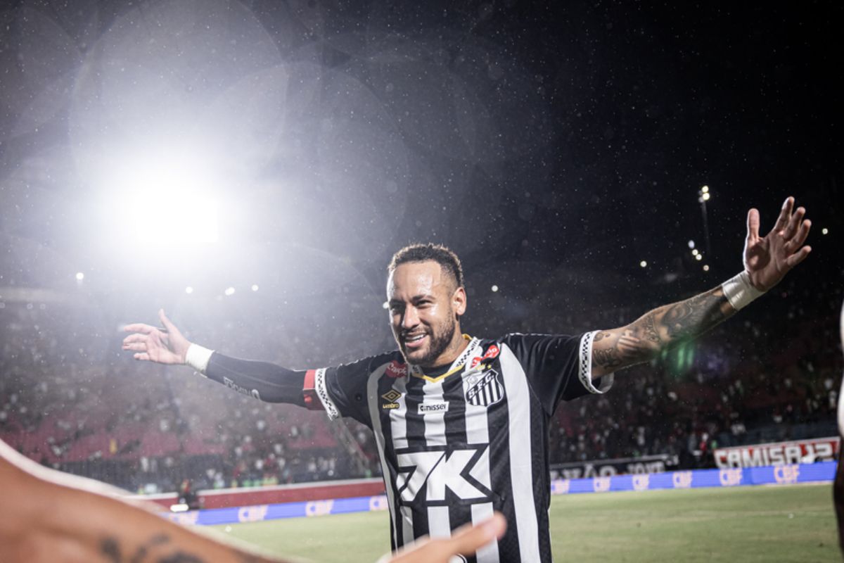 Naymar com a camisa do Santos em campo, não do Flamengo