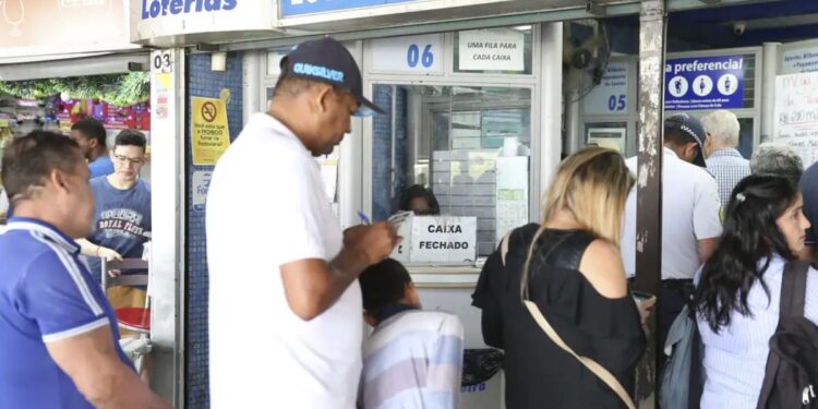 Pessoas na loterias Caixa para apostar na Mega da virada 2025
