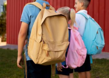 Jovens com mochilas coloridas para a volta às aulas 2026