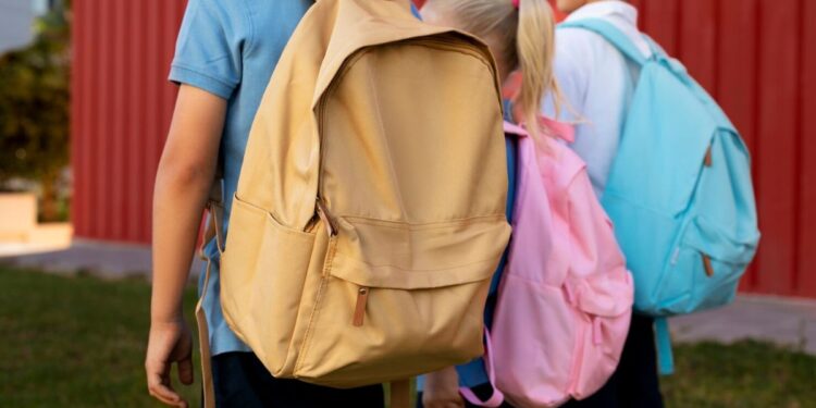 Jovens com mochilas coloridas para a volta às aulas 2026