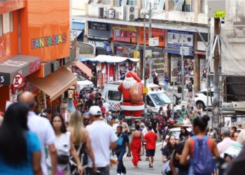 Pessoas na 25 de março para fazer a compra da Ceia de Natal 2025