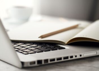 Um notebook com caderno e papel em cima